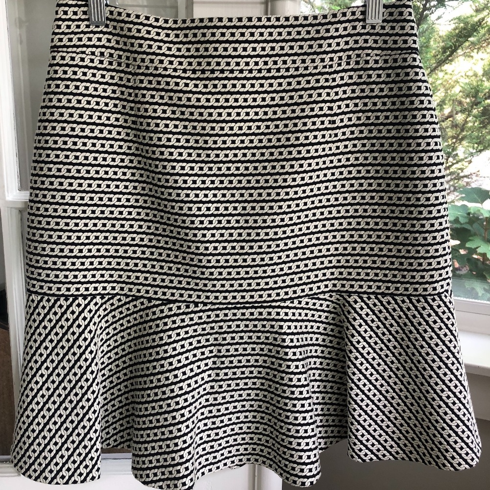 Banana Republic Blk & Wht "Chainlink" Size 4